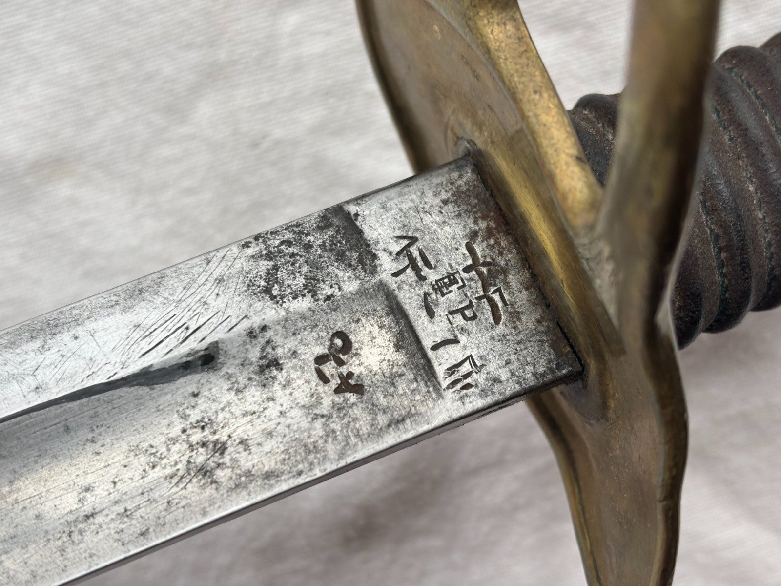 Pallasch mit Messing Gefäß Holz Leder Griff magnetisch. Viele Punzen an der Klinge. Metall Scheide. – Bild 2
