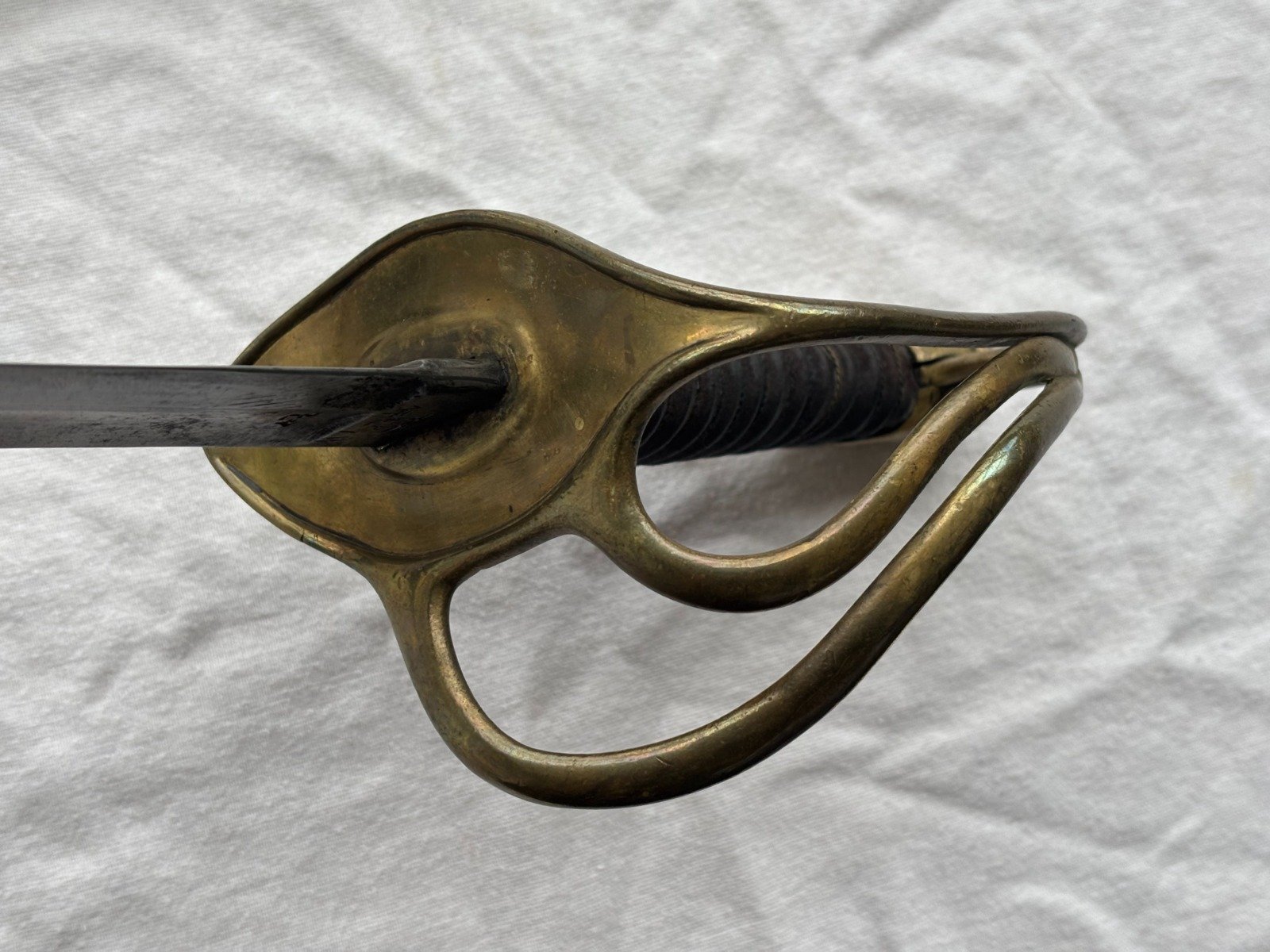 Pallasch mit Messing Gefäß Holz Leder Griff magnetisch. Viele Punzen an der Klinge. Metall Scheide. – Bild 7