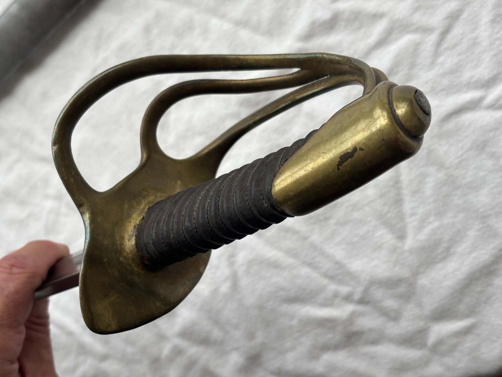 Pallasch mit Messing Gefäß Holz Leder Griff magnetisch. Viele Punzen an der Klinge. Metall Scheide. – Bild 5