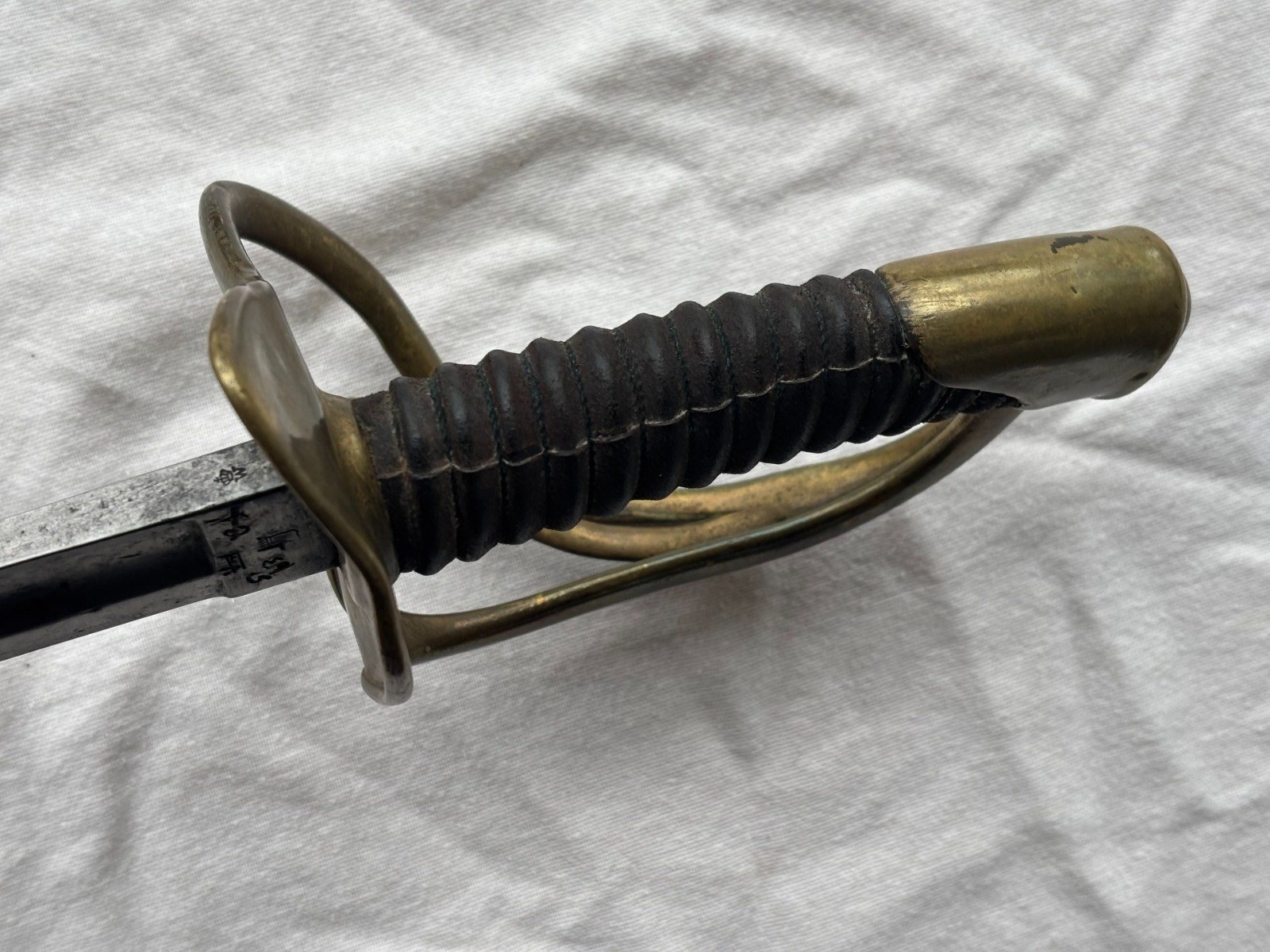 Pallasch mit Messing Gefäß Holz Leder Griff magnetisch. Viele Punzen an der Klinge. Metall Scheide. – Bild 6