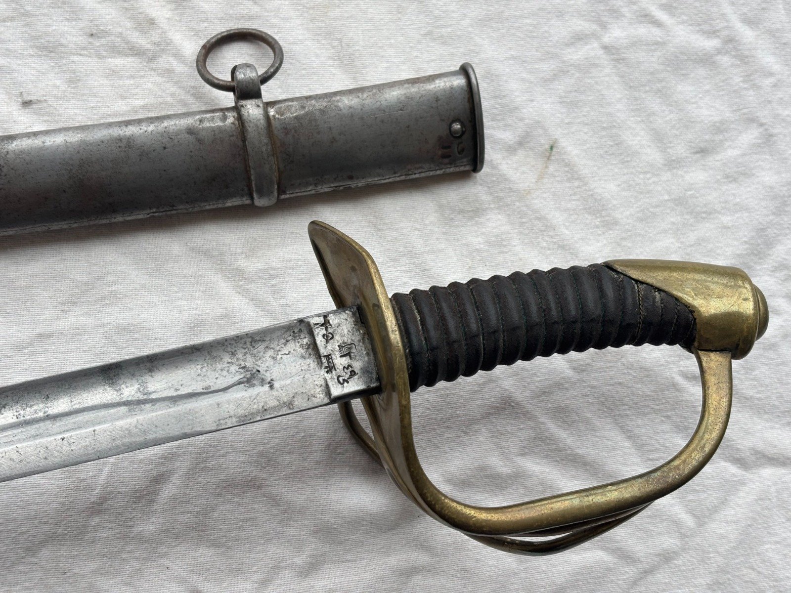 Pallasch mit Messing Gefäß Holz Leder Griff magnetisch. Viele Punzen an der Klinge. Metall Scheide. – Bild 8