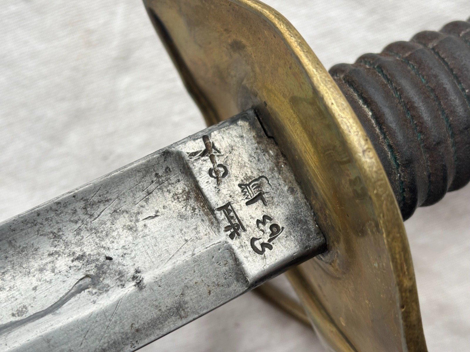 Pallasch mit Messing Gefäß Holz Leder Griff magnetisch. Viele Punzen an der Klinge. Metall Scheide. – Bild 3