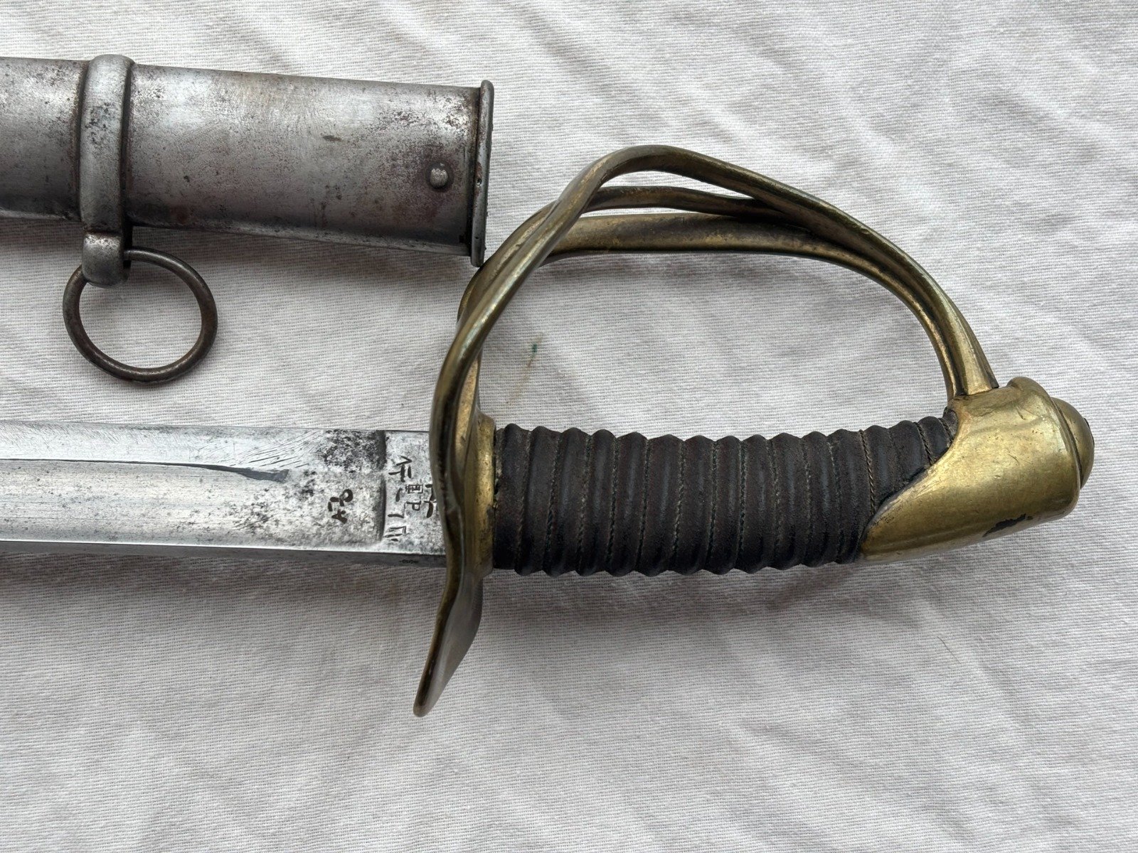 Pallasch mit Messing Gefäß Holz Leder Griff magnetisch. Viele Punzen an der Klinge. Metall Scheide. – Bild 11