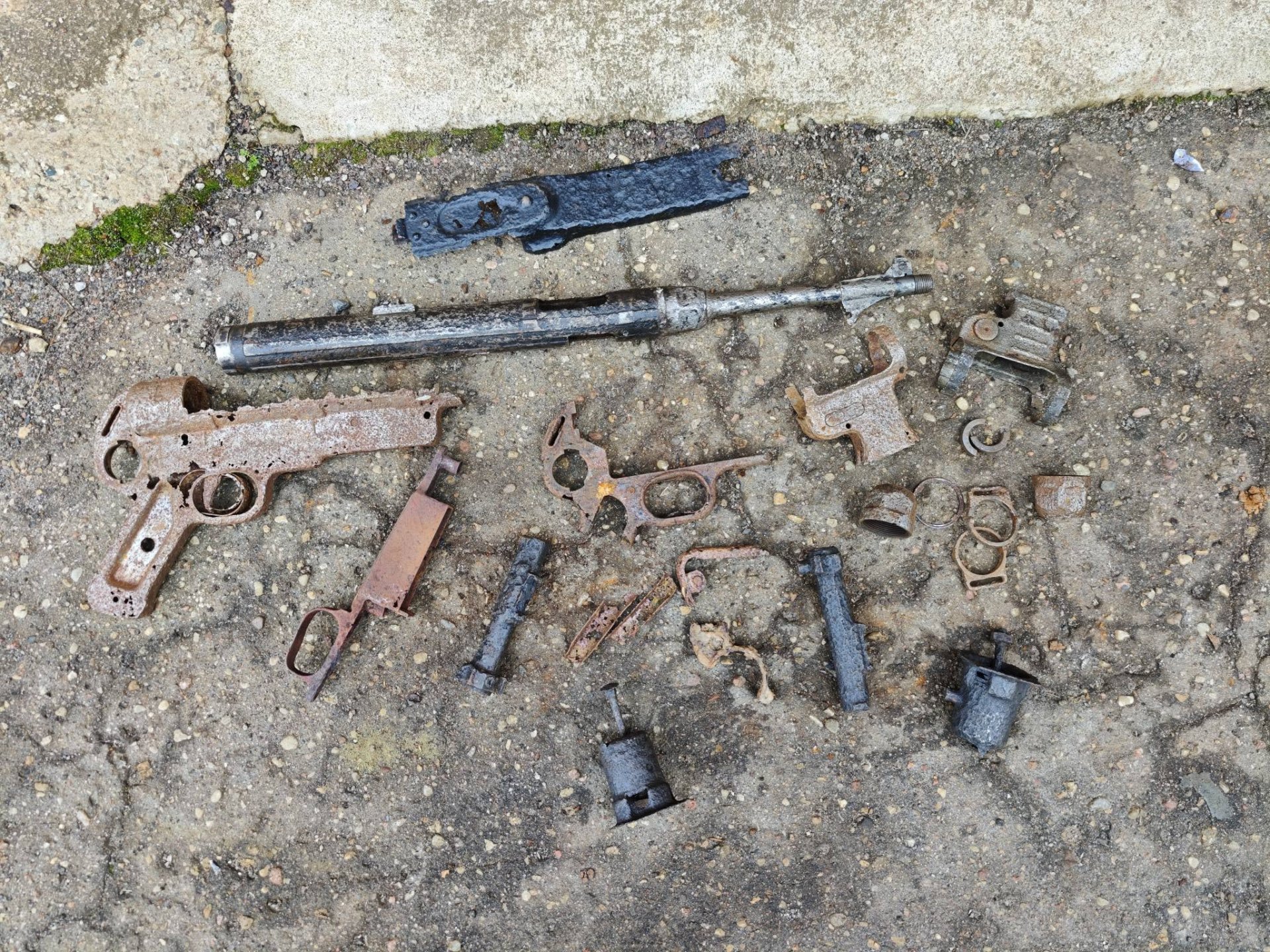 WWII MP40 / MG42 Ersatzteil-Konvolut – Bodenfund – Bild 2