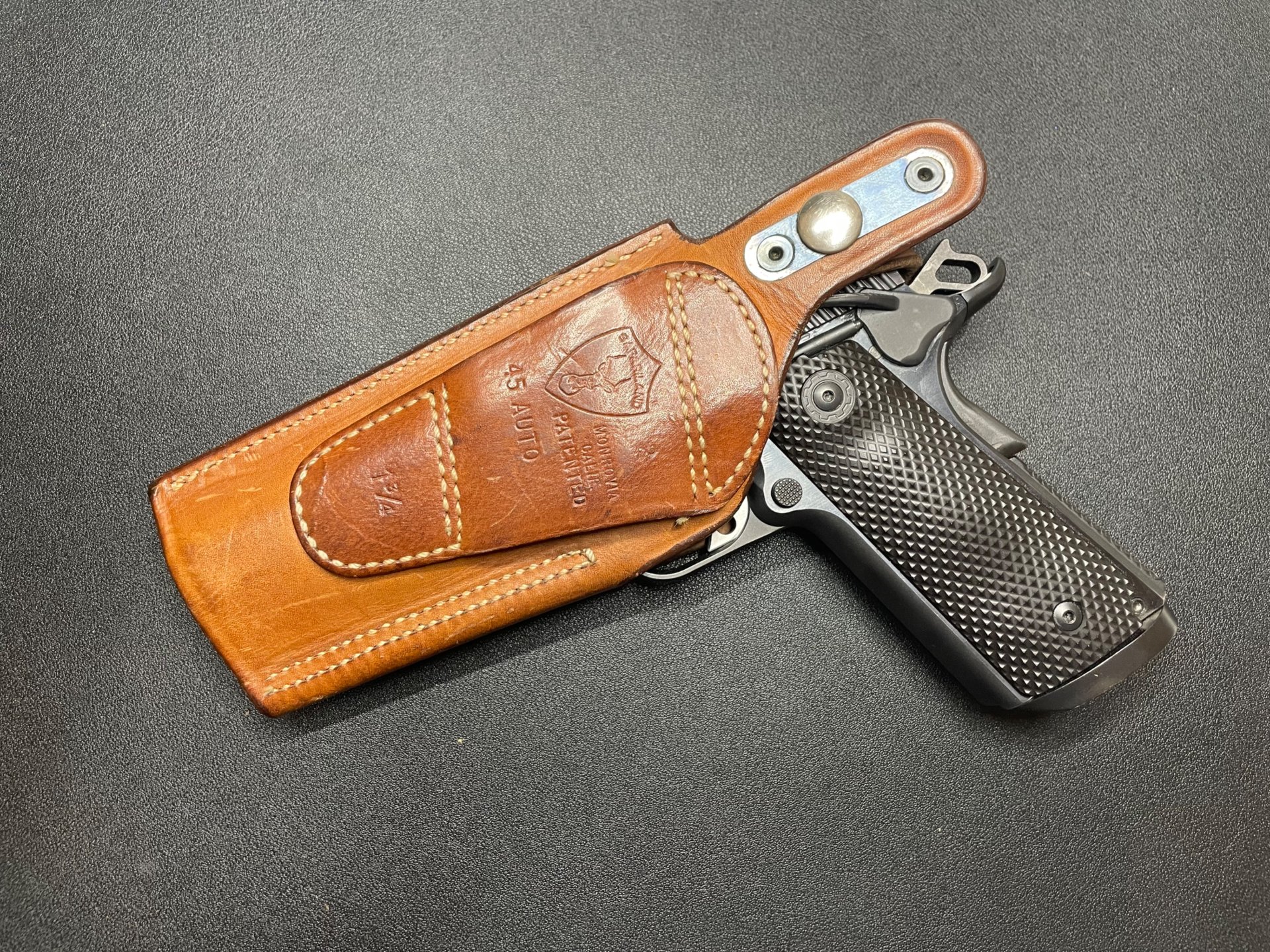 Safariland Modell 2 Vintage Lederholster für Colt 1911 .45 Auto – Korbgeflecht-Prägung – Bild 2