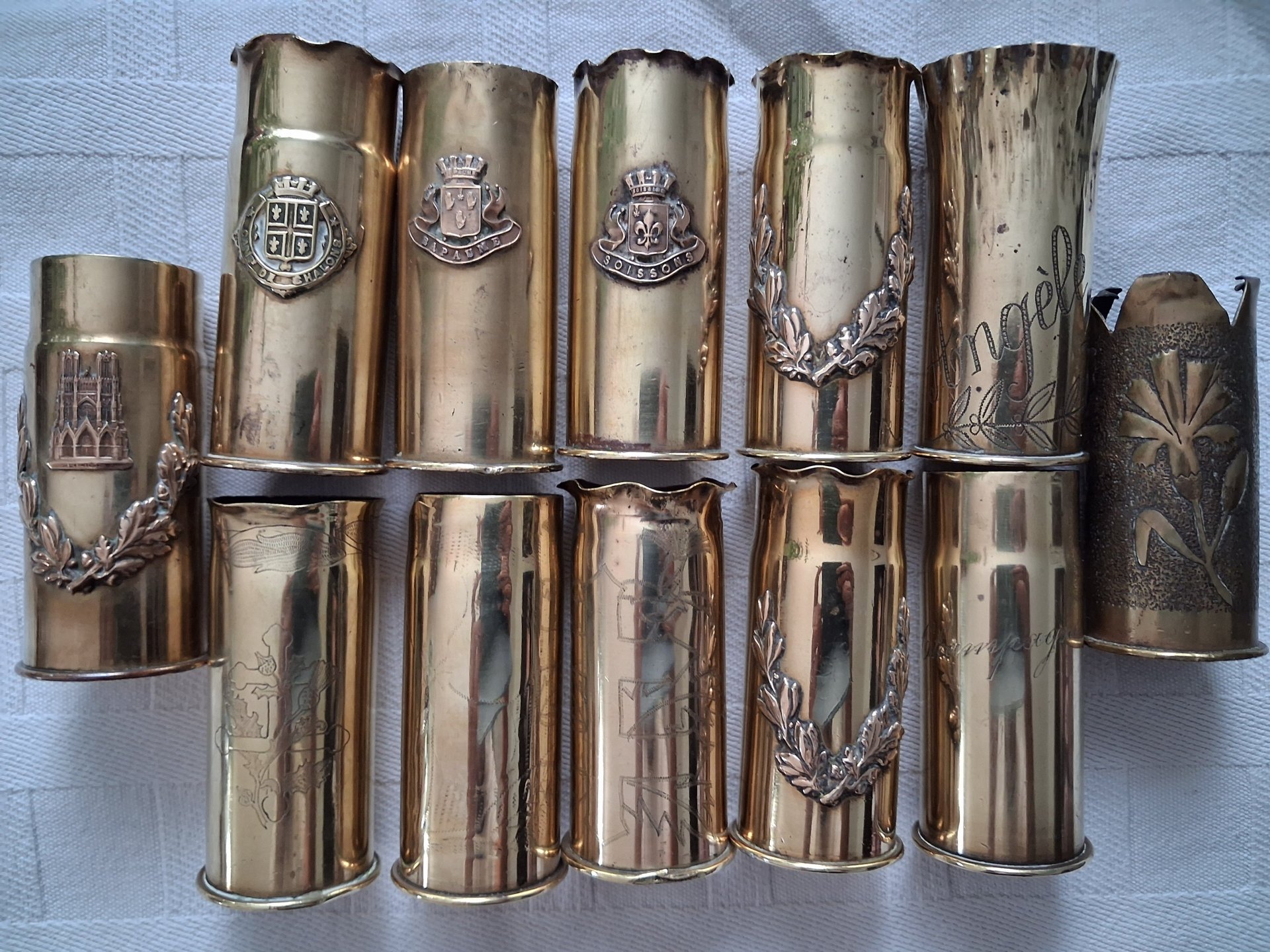 12x Grabenkunst Artilleriehülsen 1. Weltkrieg - 37mm Hülsen Konvolut (Wappen, Reliefs & Gravuren) – Bild 1