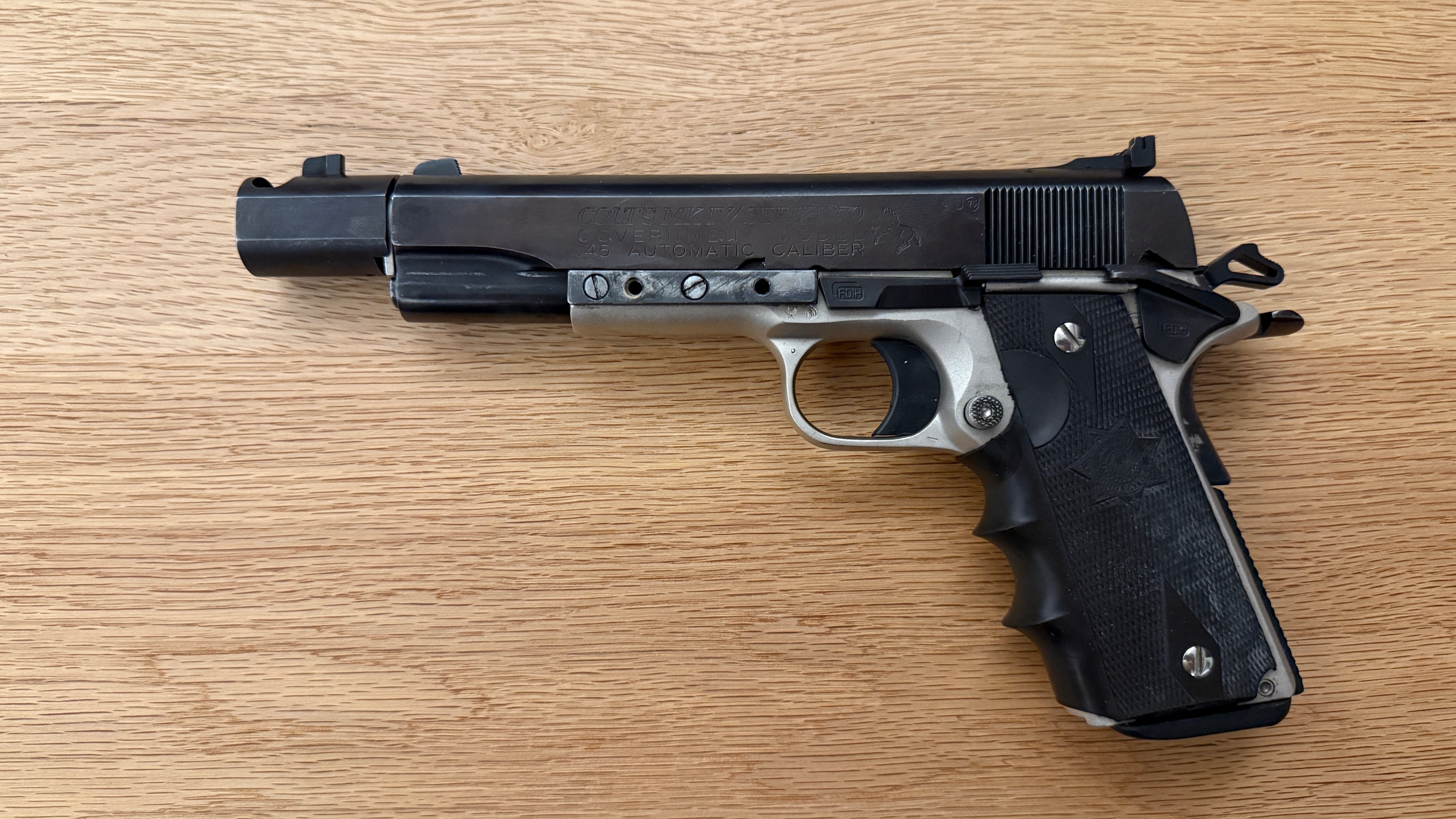 Colt Government 1911 – Kaliber .45 ACP – mit Wilson-Lauf, Kompensator und Tasco ProPoint – Bild 3