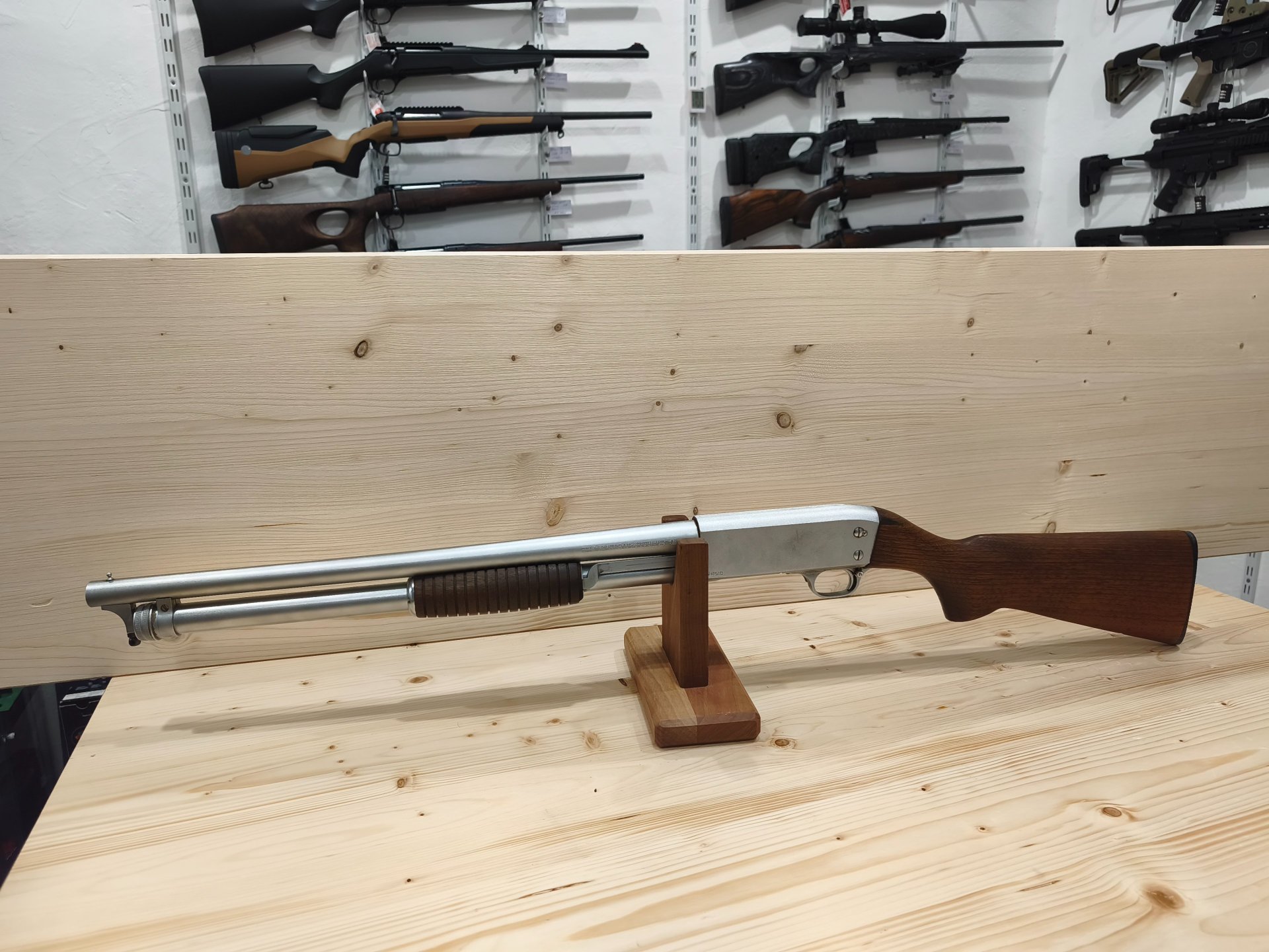 Pumpgun Ithaca 37 | Kaliber 12/70 | Vorderschaftrepetierflinte | Holzschaft – Bild 1