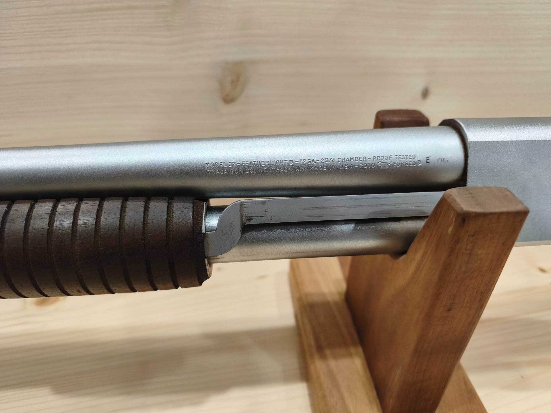 Pumpgun Ithaca 37 | Kaliber 12/70 | Vorderschaftrepetierflinte | Holzschaft – Bild 2