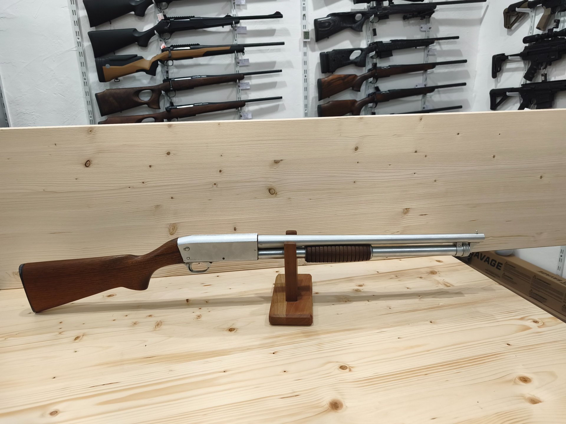 Pumpgun Ithaca 37 | Kaliber 12/70 | Vorderschaftrepetierflinte | Holzschaft – Bild 3