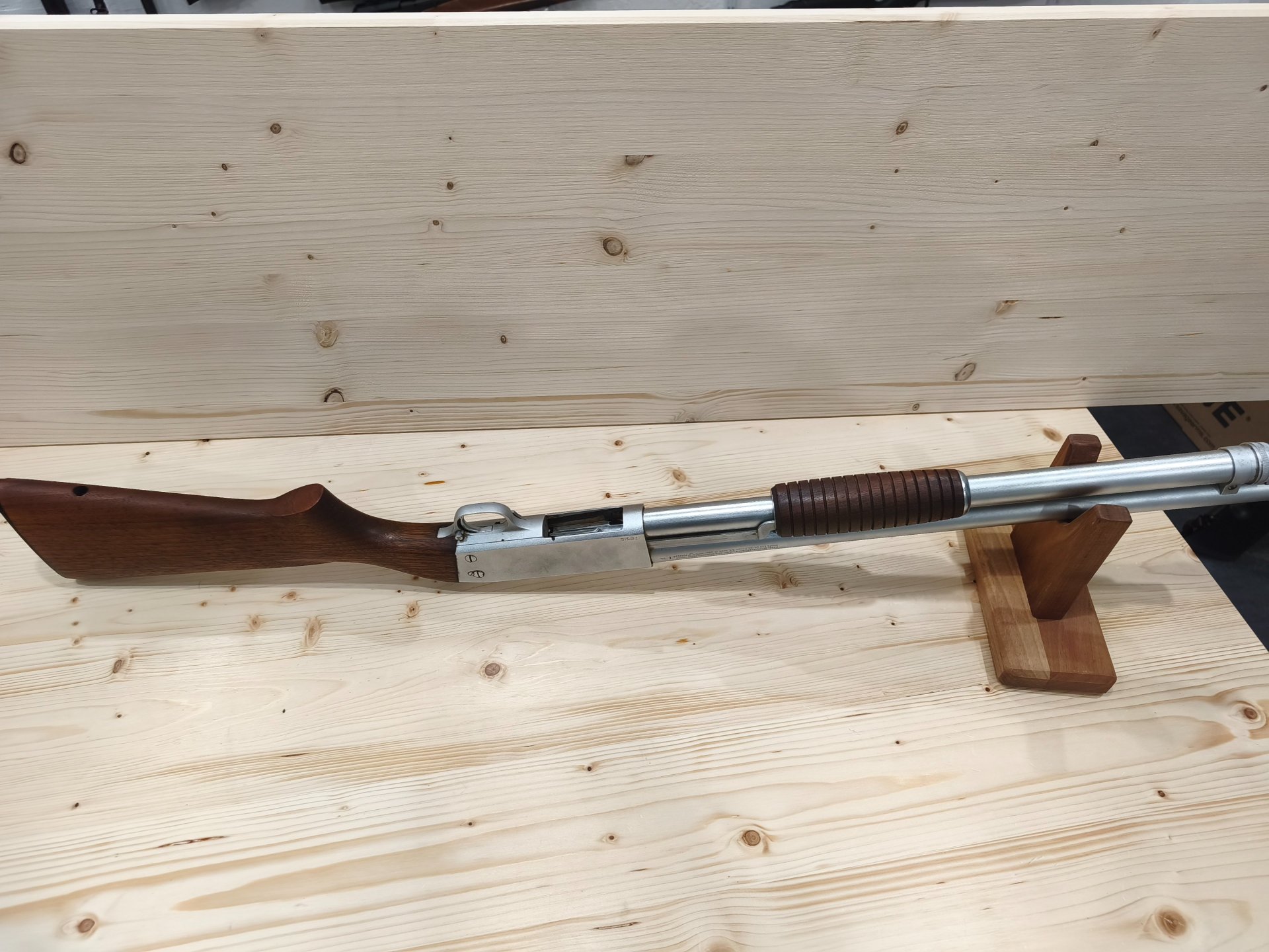 Pumpgun Ithaca 37 | Kaliber 12/70 | Vorderschaftrepetierflinte | Holzschaft – Bild 4