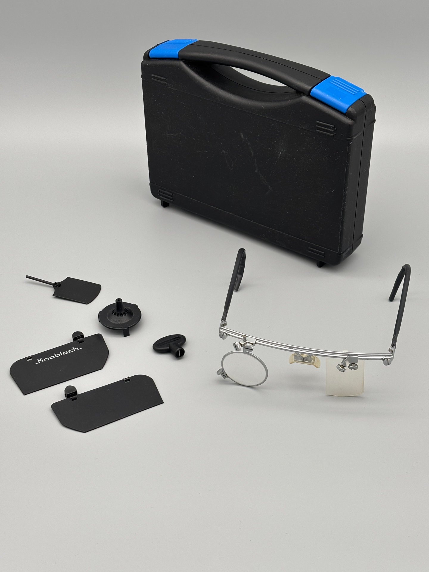 Knobloch Schießbrille, Komplettset mit Original-Box, Seitenschutz, Justierungsaufsatz & Werkzeug – Bild 1