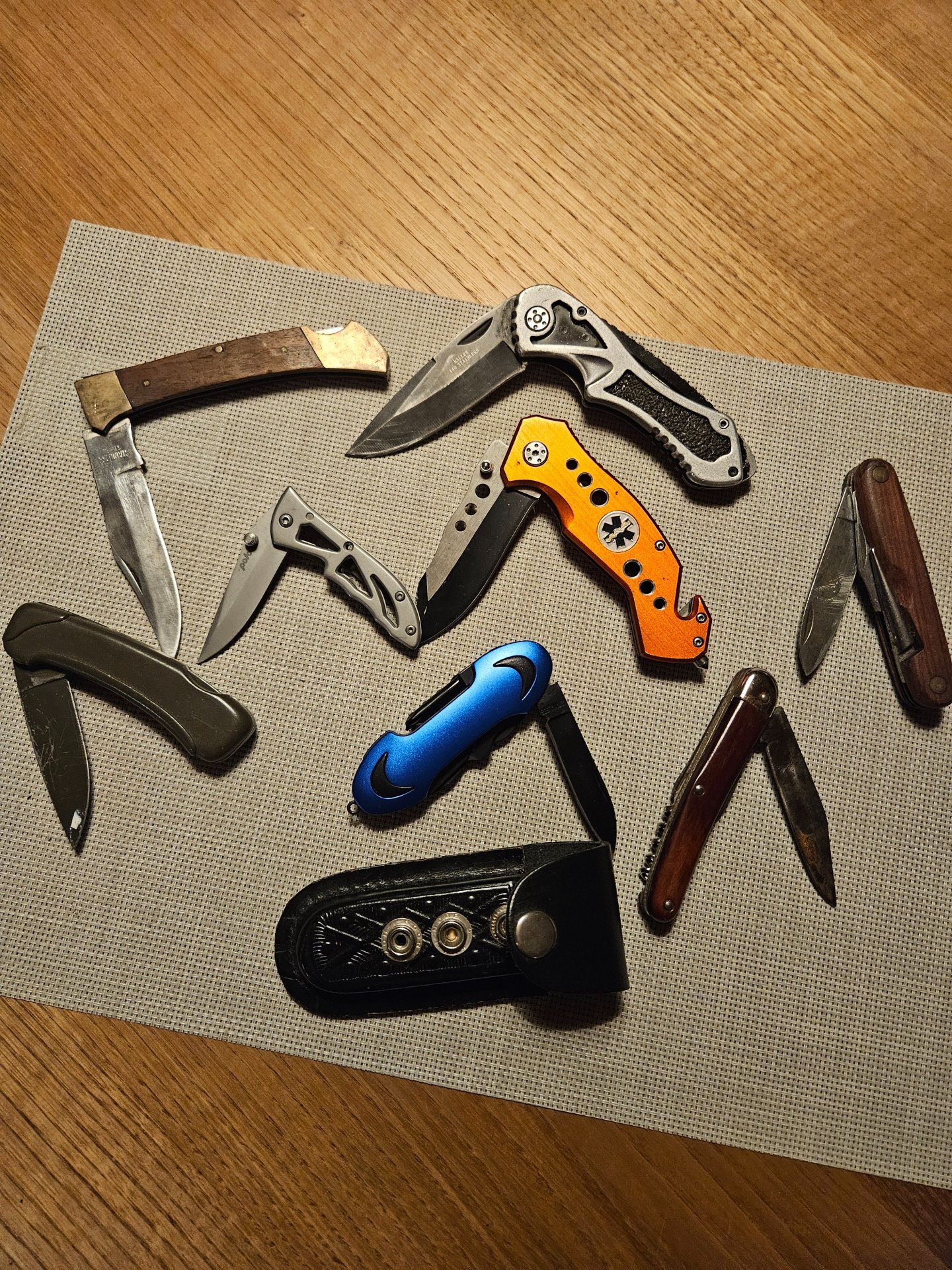 Sammlung von 8 Taschenmessern & 1 schwarzes Leder-Gürteletui – Bild 1
