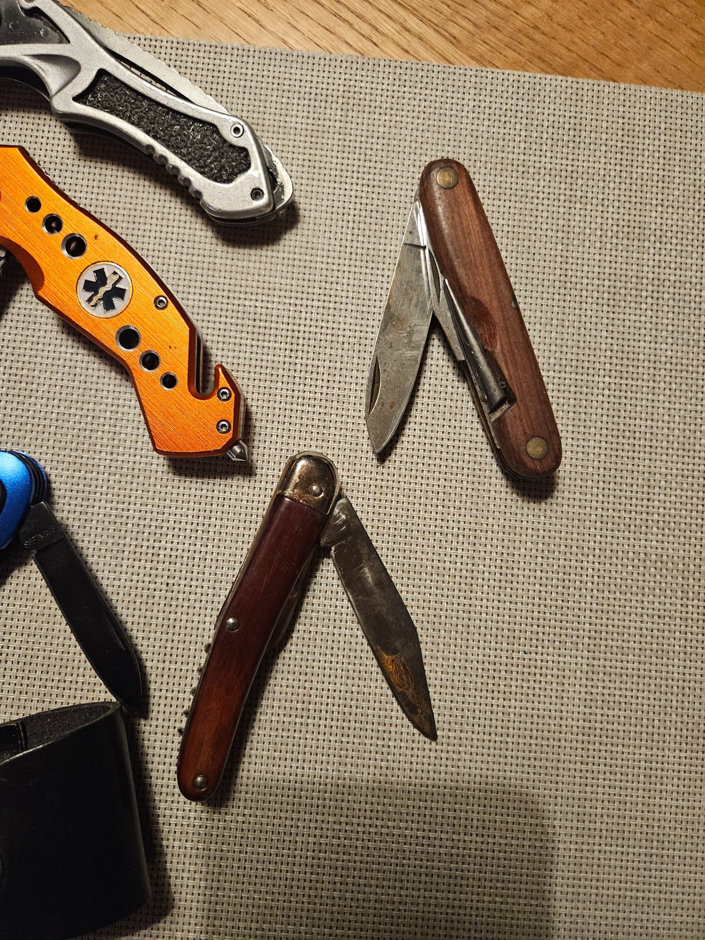 Sammlung von 8 Taschenmessern & 1 schwarzes Leder-Gürteletui – Bild 2