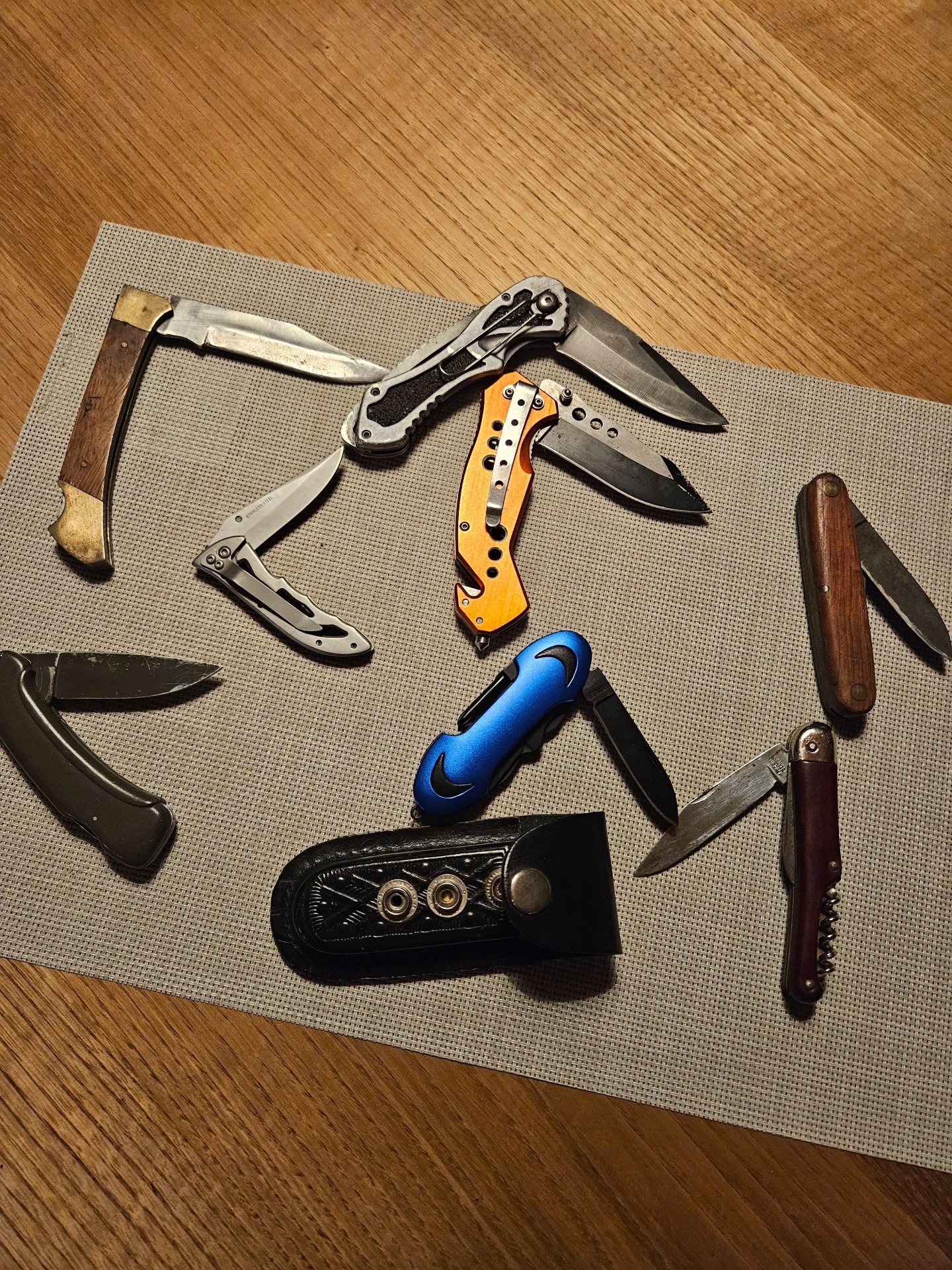 Sammlung von 8 Taschenmessern & 1 schwarzes Leder-Gürteletui – Bild 5