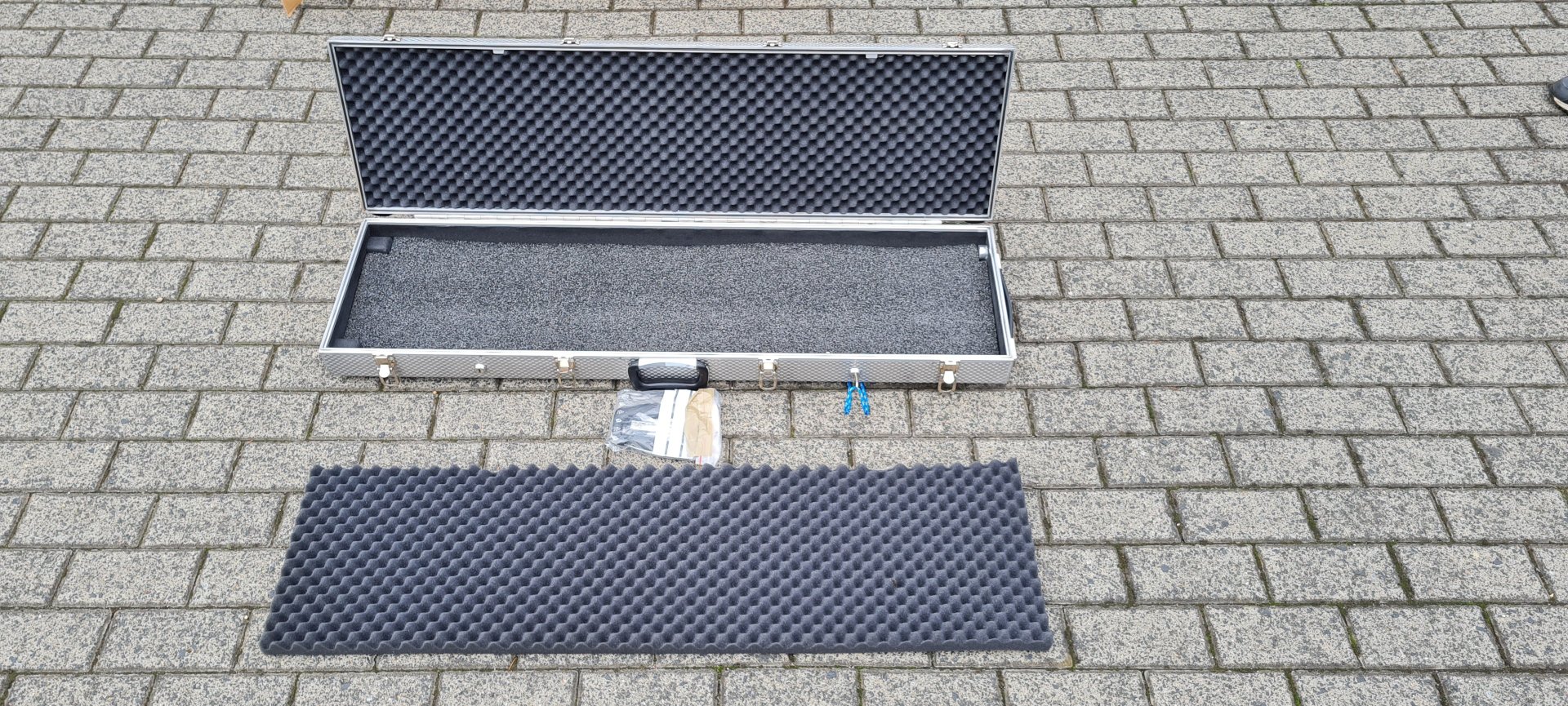 Alu Waffen Gewehr Koffer von Eisele, mit Custom und Rollen, pp. – Bild 2