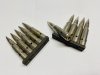 5 Exerzierpatronen im Kaliber .308 Winchester auf Ladestreifen, gefertigt von IMI