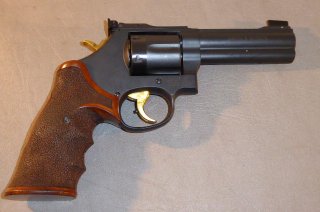 Smith & Wesson Revolver Mod. 686- 6 ( 4“ ) „Club 30“. Kal. 357 Magnum.