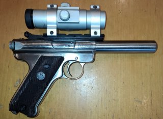 Ruger Mark II Target – Edelstahl, Bull Barrel 5,5", .22 l.r., mit Ultradot & Montageschiene