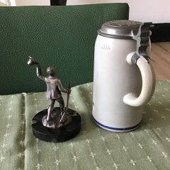 Feuerstutzen/Schützenfigur auf Marmorsockel Höhe ca. 14cm der Krug dient nur zum Größenvergleich!