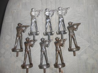 8x Pokalaufstätze Gewehr