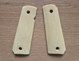 Alte Griffschalen für Colt M1911 / M1911A1 – Horn oder Knochen