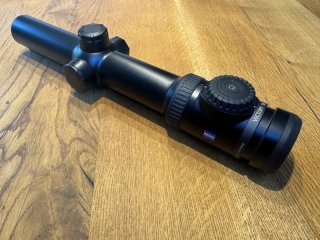 Zeiss V8 1.1-8x30 Zielfernrohr mit Schiene