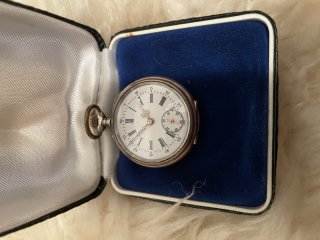 Silberne Taschenuhr mit Schatulle