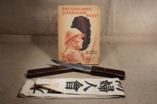 alter Nachlass Japan mit Messer , Schärpe und Buch