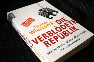 DIE VERBLÖDETE REPUBLIK - Wie uns Medien Wirtschaft und Politik für dumm verkaufen Thomas Wieczorek