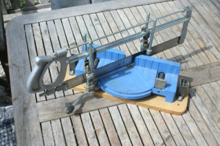 Grössere Gehrungssäge mit Einstellbasis