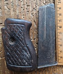 Historisches Set: Original Holz-Griffschale, Magazin & Schrauben (Kal. 7,65mm) – Vintage Sammlerstüc
