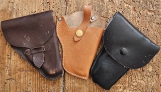 Konvolut: 3x Leder-Holster für Westentaschenpistolen (~120mm / Kal. 6,35mm & .22 l.r.)