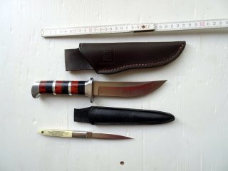Zwei Messer mit Lederscheide