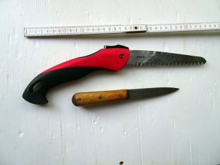 Zwei Messer, eines mit Säge