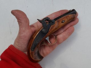 Kleiner Philadelphia Derringer Kal. 45 im Vitrinen- Holzhasten und Zubehör