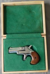 DERRINGER KALIBER .22 L.R. IN HOLZKASSETTE - GELEGENHEIT