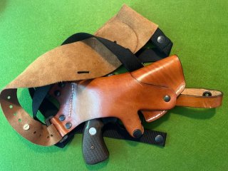 FRONTLINE EIGENARTIGES SCHWENKBARES SCHULTERHOLSTER REVOLVER