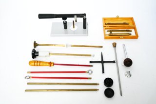 Konvolut mit Vorderladerzubehör, Pistonschlüssel, Pistons, Geschosssetzer usw.