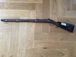 Vorderladergewehr mit Handschnitzereien