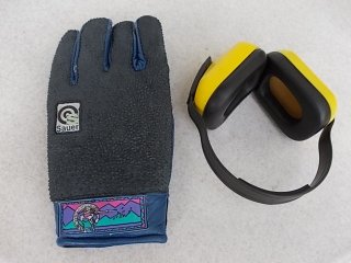 Konvolut Schießsportausrüstung Handschuh Knieendrolle Kappe Schießriemen