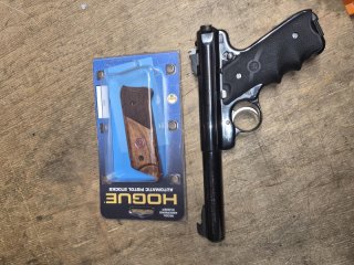 Ruger Mark II Target mit Holzgriffschalen und Hoguegriffschalen