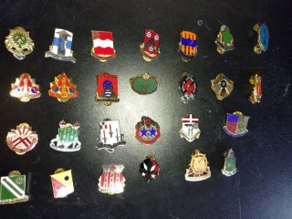 Konvolut US Army Einheiten Abzeichen pins