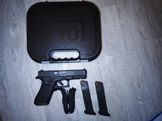 Glock 17 Gen 5 Schrecksuss First Edition mit original Glock Koffer und Griffzubehör sowie zwei Magaz