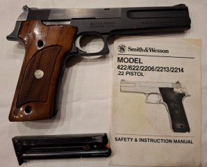 Smith & Wesson Mod. 422 .22 l.r. – 6" – Mikrometervisier – Holzgriffe – Koffer/Anleitung
