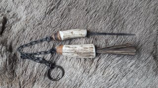 Reinigungs Set für Steinschloss Waffen, Pfannenbürste und Zündlochnadel/ Cleaning set for flintlock
