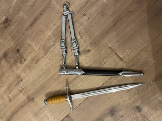 NVA Offiziersdolch DDR mit Gehänge – original Ehrendolch, guter Zustand