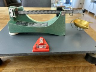 RCBS Pulverwaage 5-0-5 mit kleinen Tischle zum in Waage stellen.