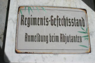 Schild: Regiments-Gefechtsstand Anmeldung beim Adjudanten