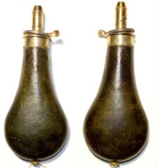 original Pulverflasche, Blech mit Lederüberzug